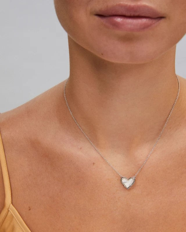 KS ARI HEART SHORT PENDANT NECKLACE SILVER