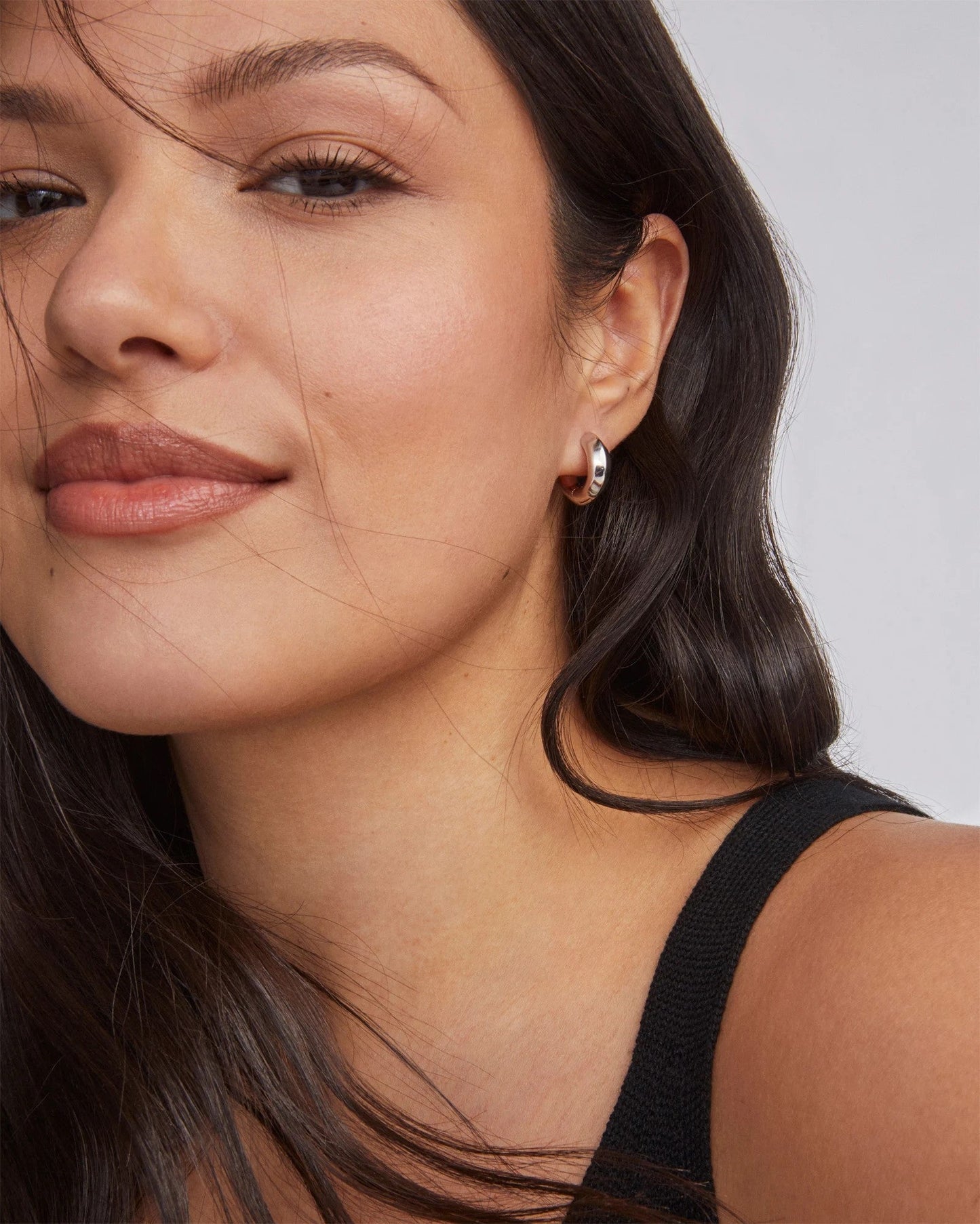 KS MIKKI METAL HUGGIE EARRINGS SILVER