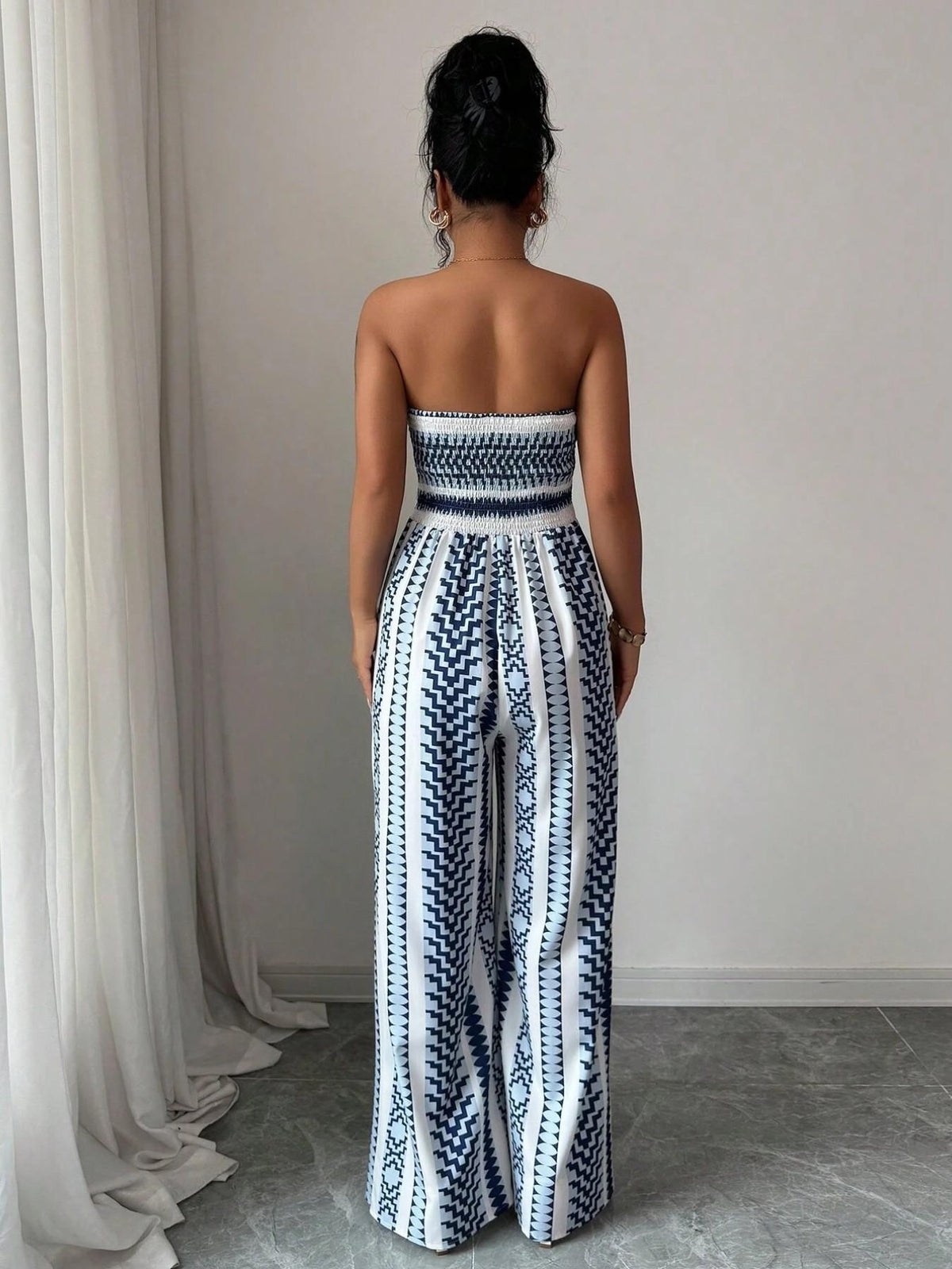 👗50% OFF NOW!💥Geometric Jumpsuit with Halter Neckline & Side Slit – Unique print & elastic back – Versatile, perfect for summer parties or resort wear ✨