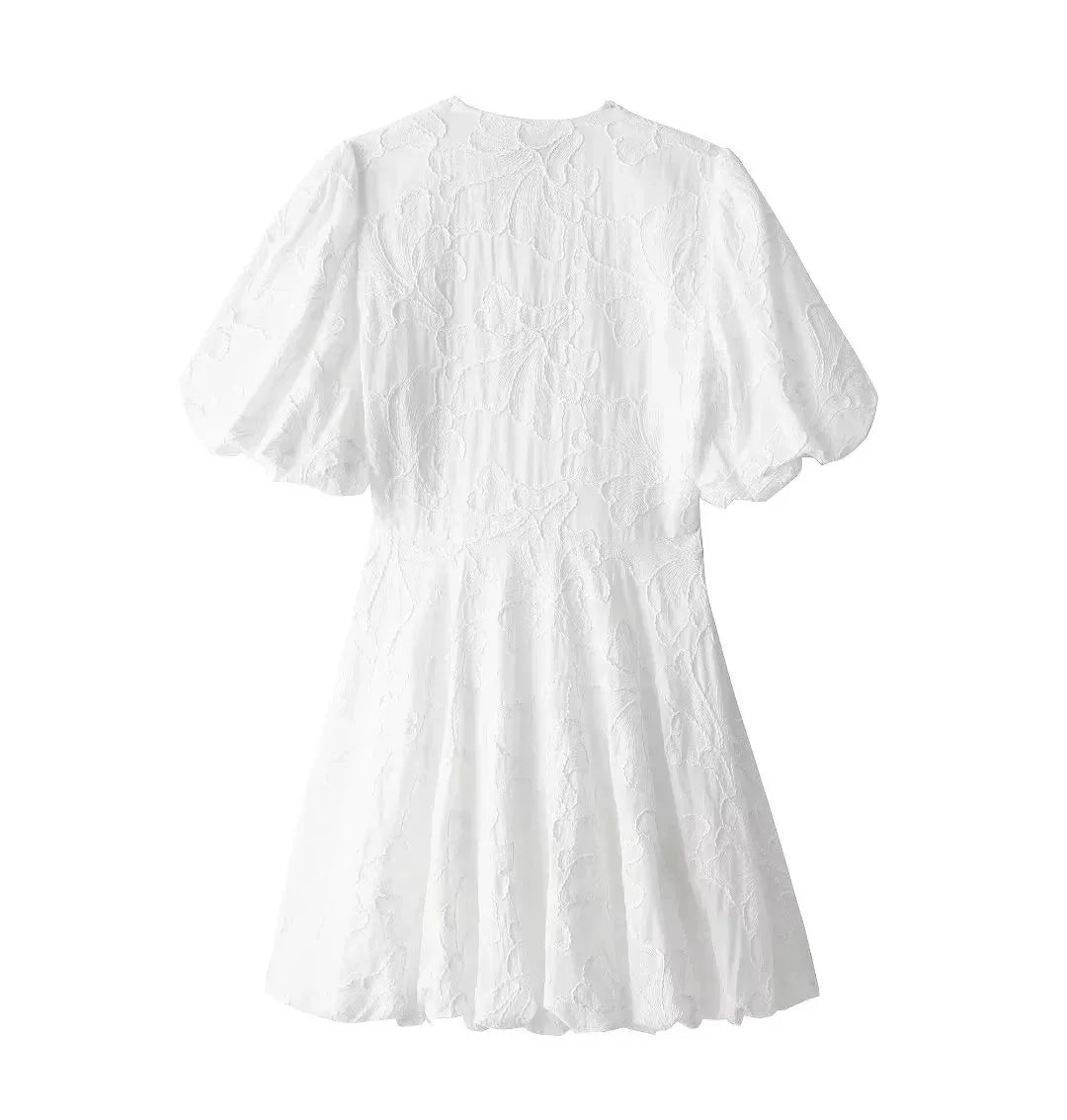 Robe chic brodée blanche manches bouffantes