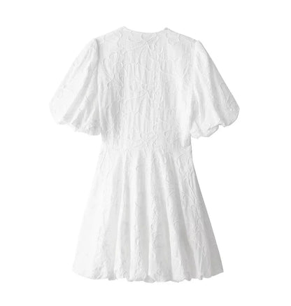 Robe chic brodée blanche manches bouffantes