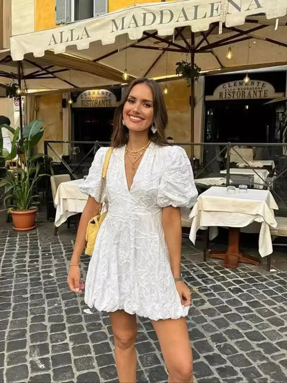Robe chic brodée blanche manches bouffantes