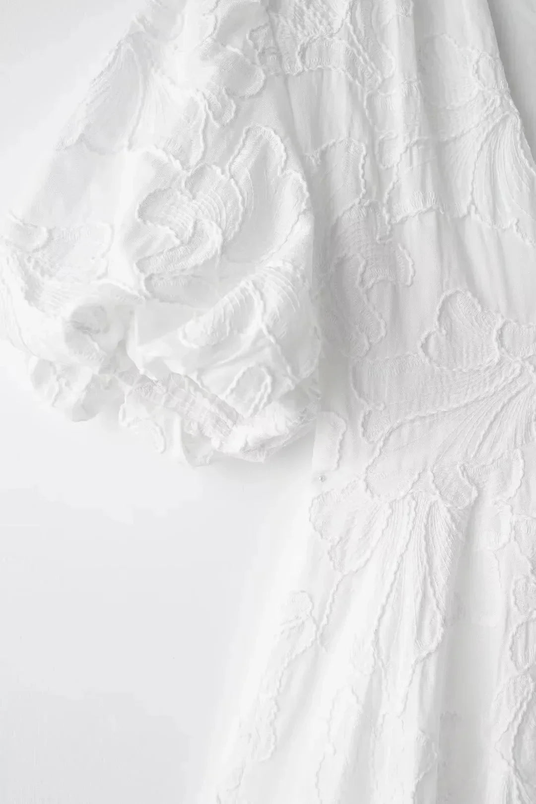 Robe chic brodée blanche manches bouffantes