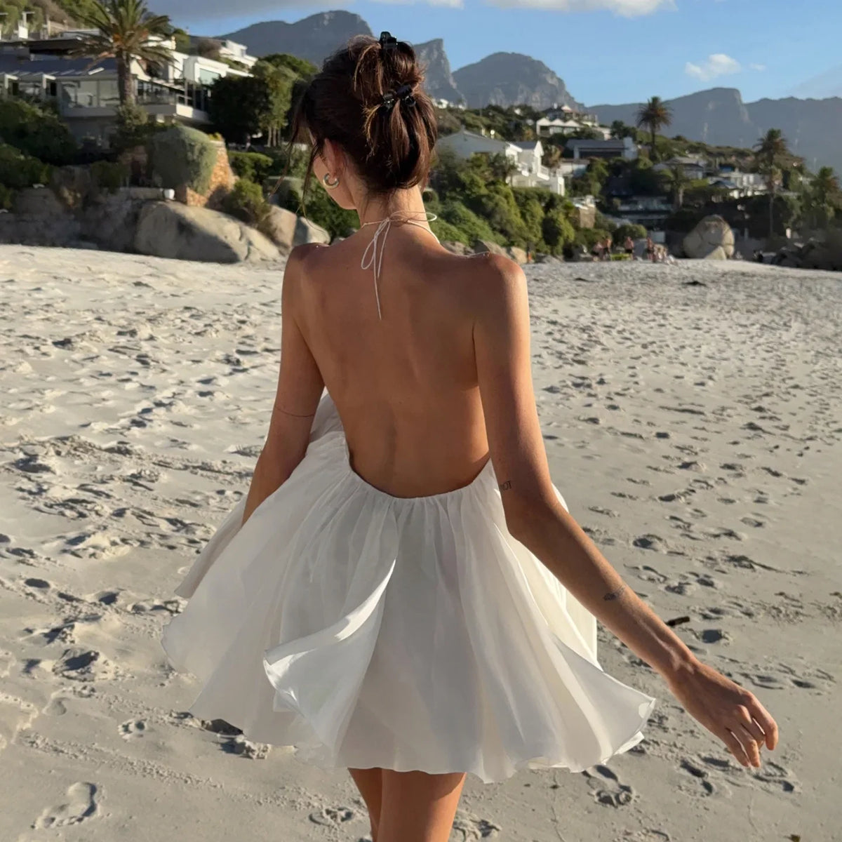 Robe courte blanche pour femme col cou et dos nu