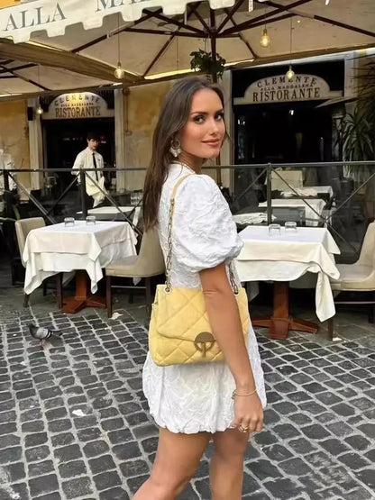 Robe chic brodée blanche manches bouffantes