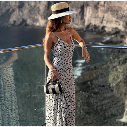 Robe longue blanche à pois noirs