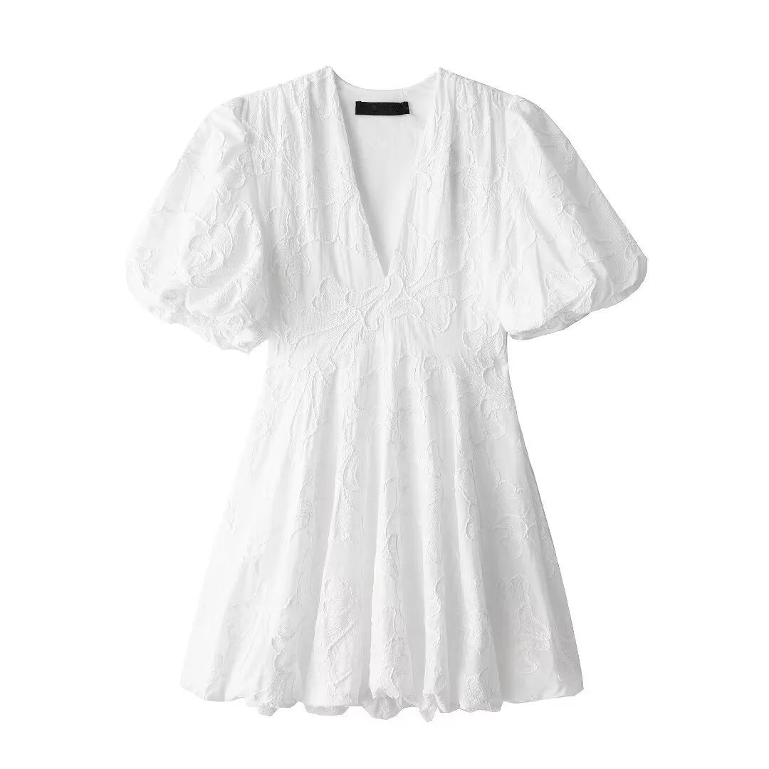 Robe chic brodée blanche manches bouffantes