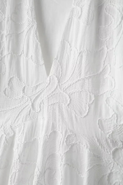 Robe chic brodée blanche manches bouffantes
