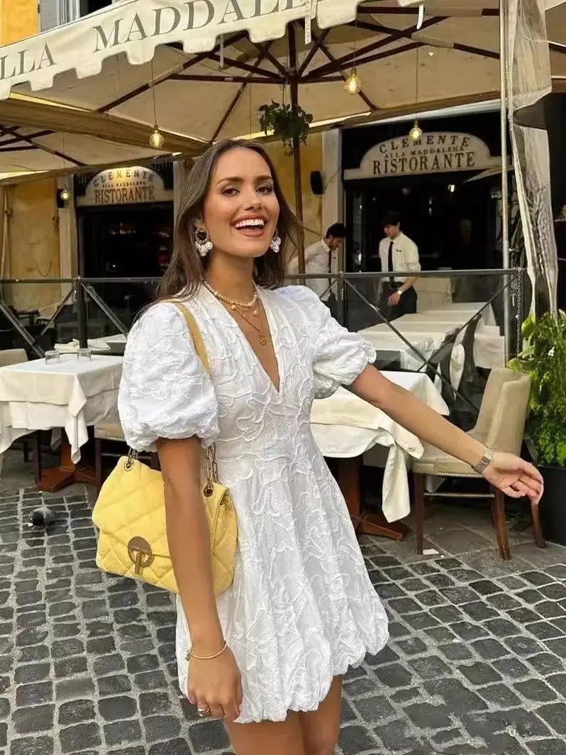 Robe chic brodée blanche manches bouffantes