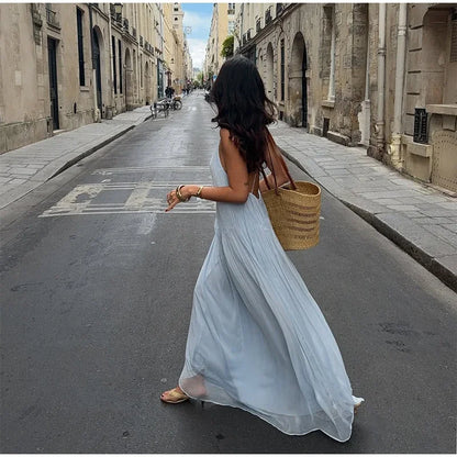 Longue robe plissée bleu ciel