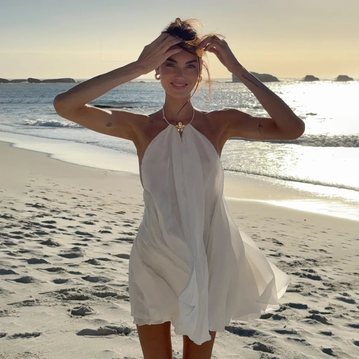 Robe courte blanche pour femme col cou et dos nu