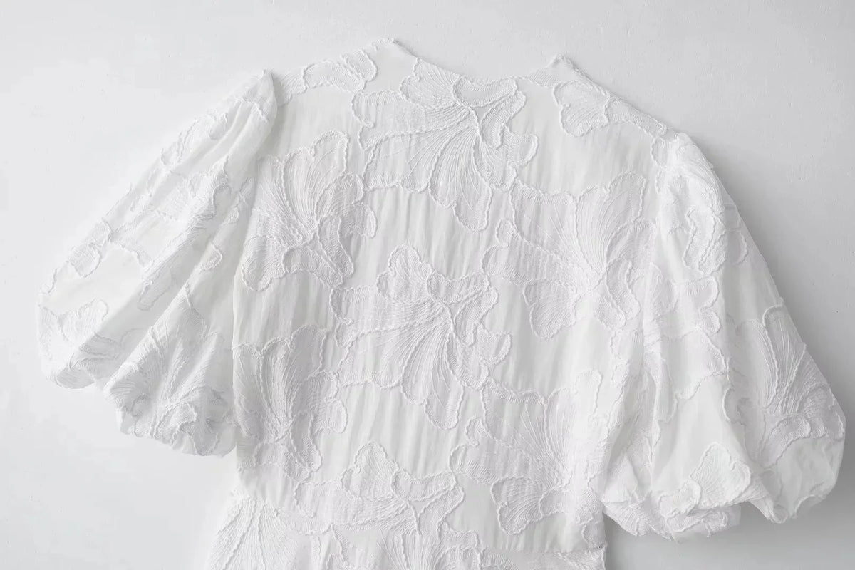 Robe chic brodée blanche manches bouffantes
