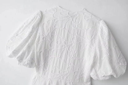 Robe chic brodée blanche manches bouffantes
