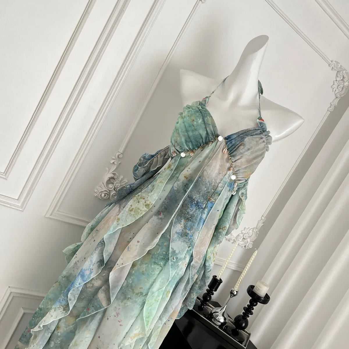 Robe longue chic une invitée de mariage élégante en été