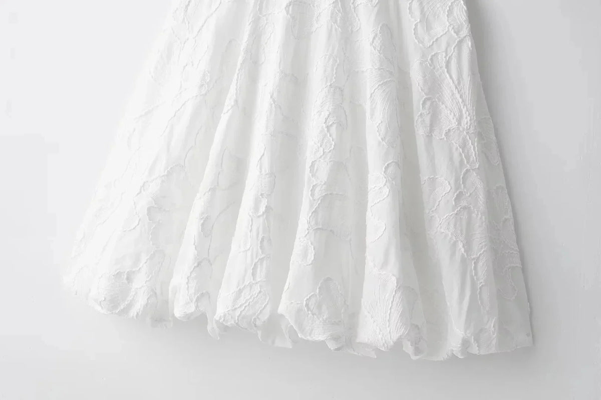 Robe chic brodée blanche manches bouffantes