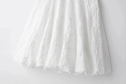 Robe chic brodée blanche manches bouffantes