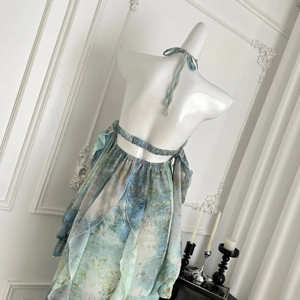 Robe longue chic une invitée de mariage élégante en été