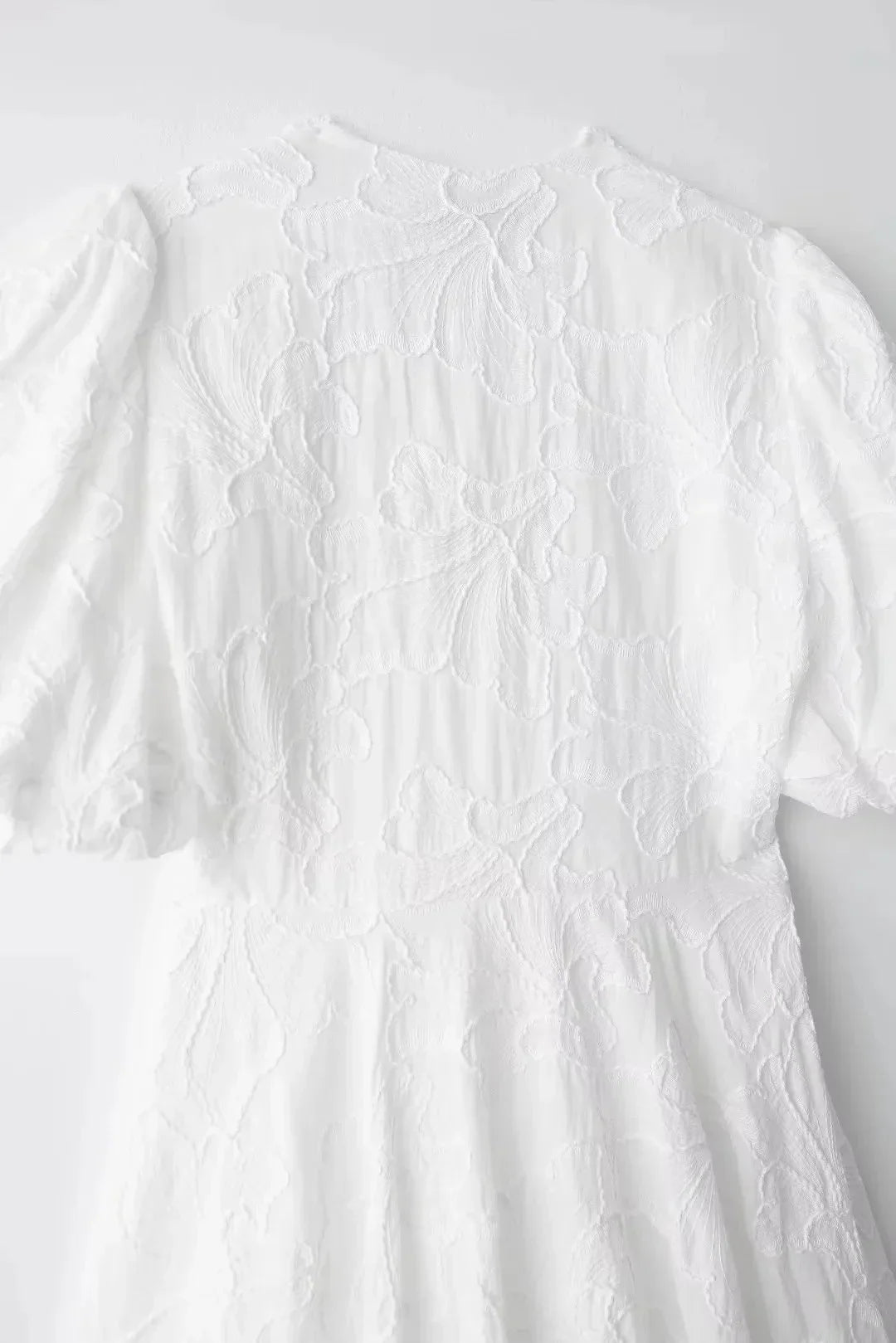 Robe chic brodée blanche manches bouffantes