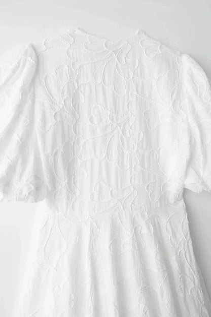 Robe chic brodée blanche manches bouffantes