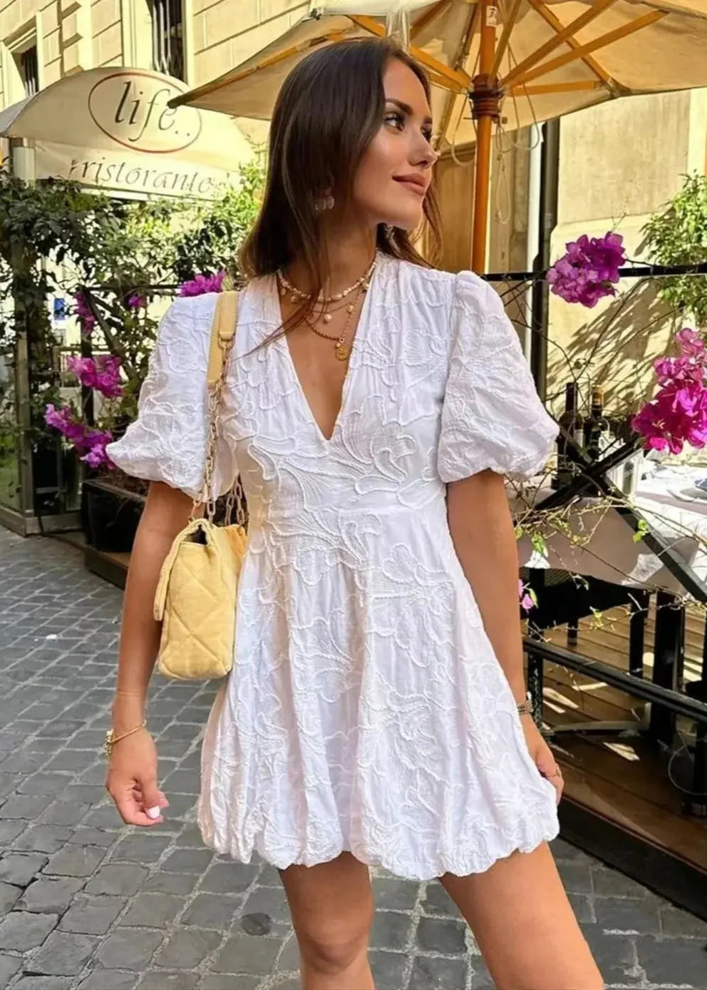 Robe chic brodée blanche manches bouffantes
