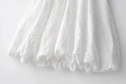 Robe chic brodée blanche manches bouffantes