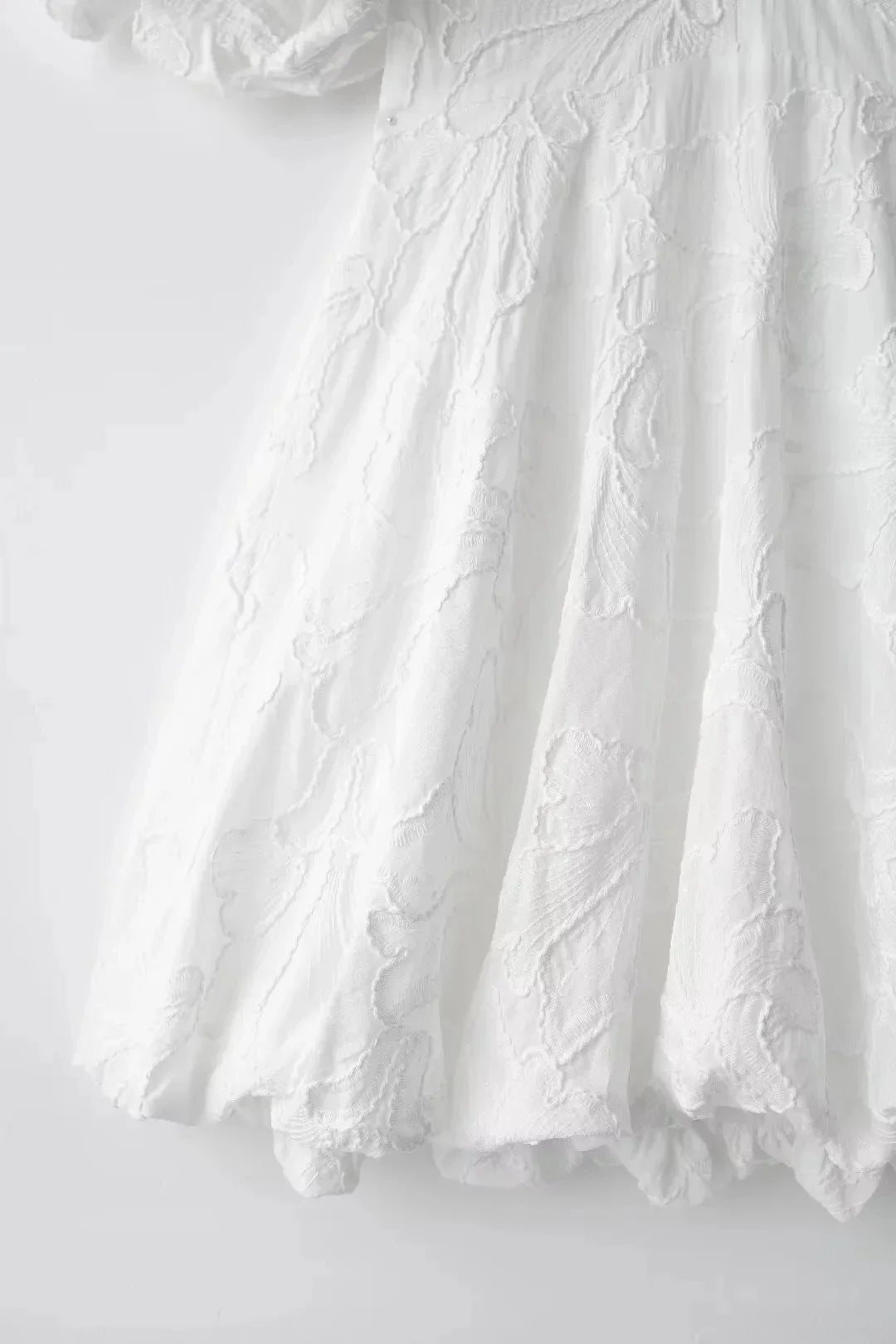 Robe chic brodée blanche manches bouffantes