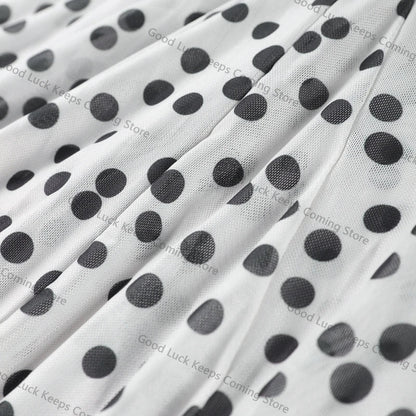 Robe longue blanche à pois noirs