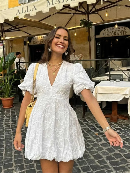 Robe chic brodée blanche manches bouffantes