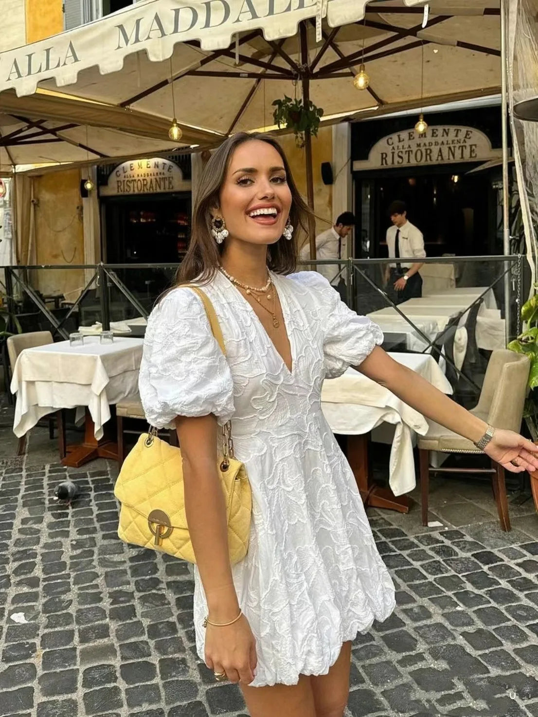 Robe chic brodée blanche manches bouffantes