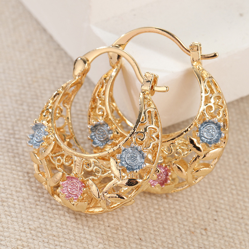 💛✨ Must‑Have! 🌙 Gold‑Plated Crescent Hoop Earrings with Enamel Flowers – Delicate floral charm & everyday elegance, ideal for gifting 🌸
