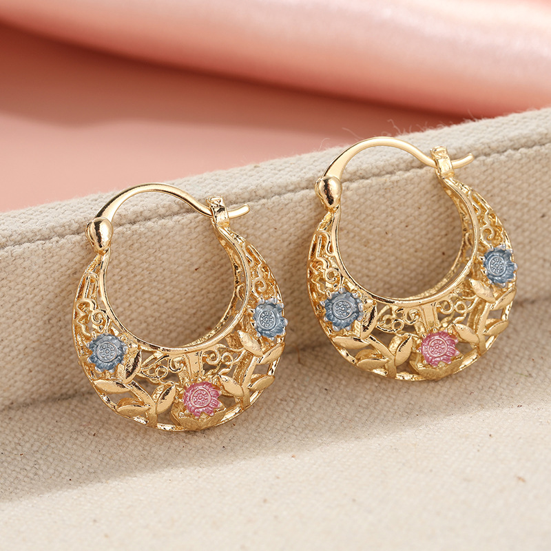 💛✨ Must‑Have! 🌙 Gold‑Plated Crescent Hoop Earrings with Enamel Flowers – Delicate floral charm & everyday elegance, ideal for gifting 🌸