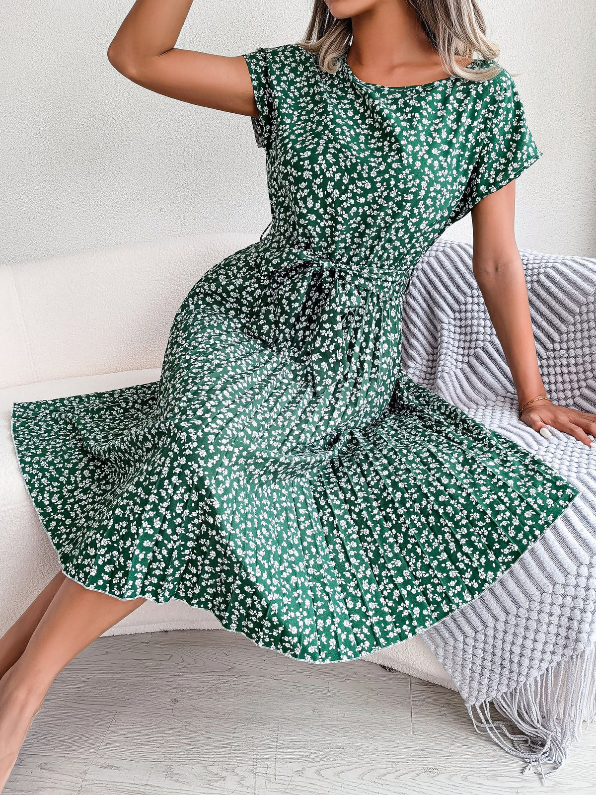 Retro-Chic All-Over Blooms Short Sleeves Floral Pleated Waist Detail Midi Casual Dress