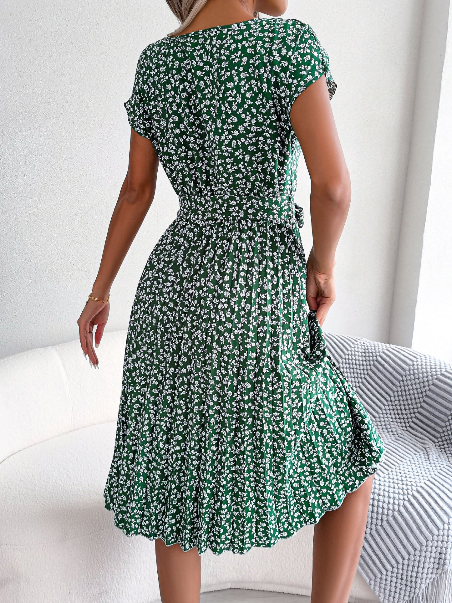 Retro-Chic All-Over Blooms Short Sleeves Floral Pleated Waist Detail Midi Casual Dress