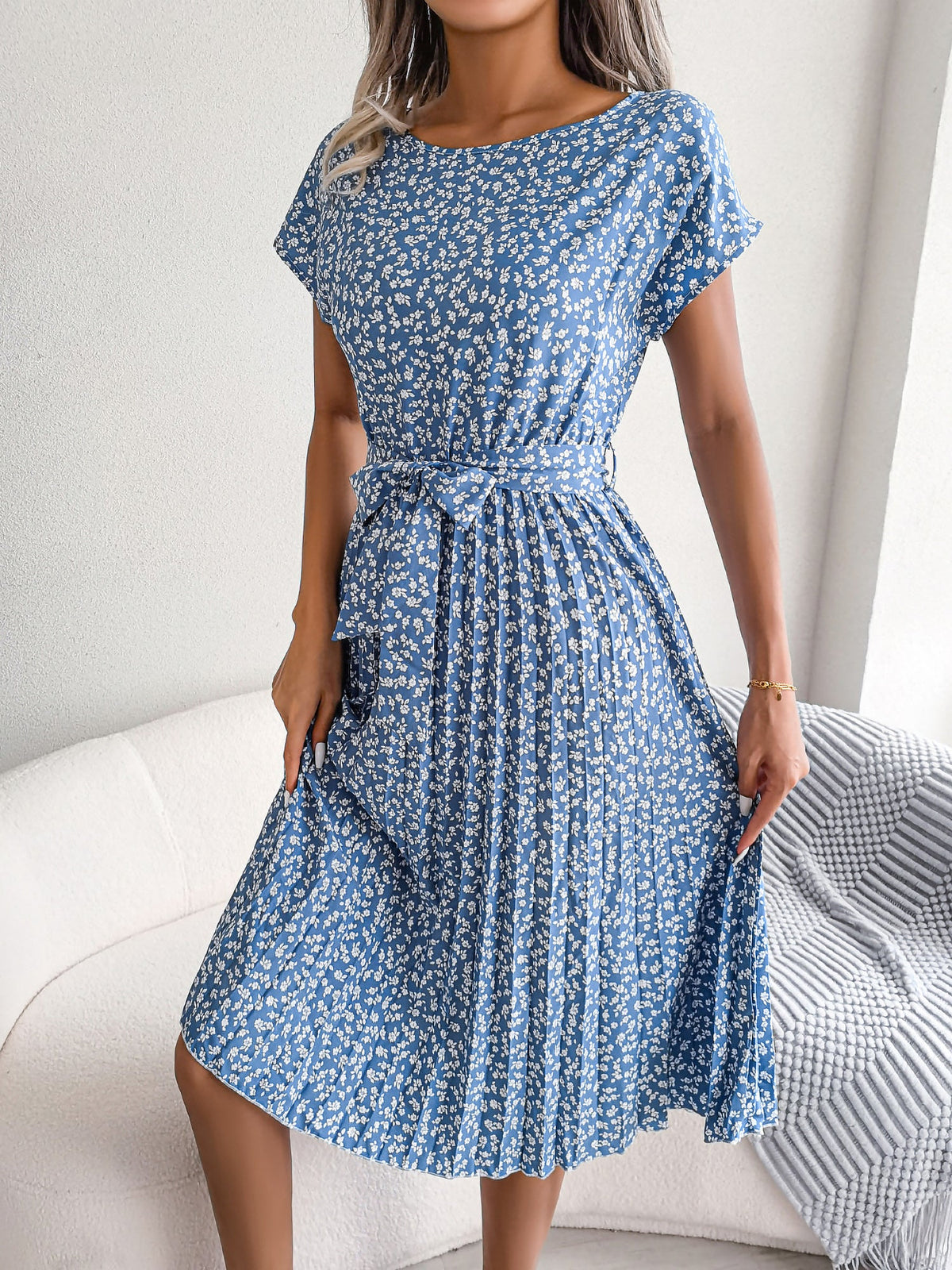 Retro-Chic All-Over Blooms Short Sleeves Floral Pleated Waist Detail Midi Casual Dress
