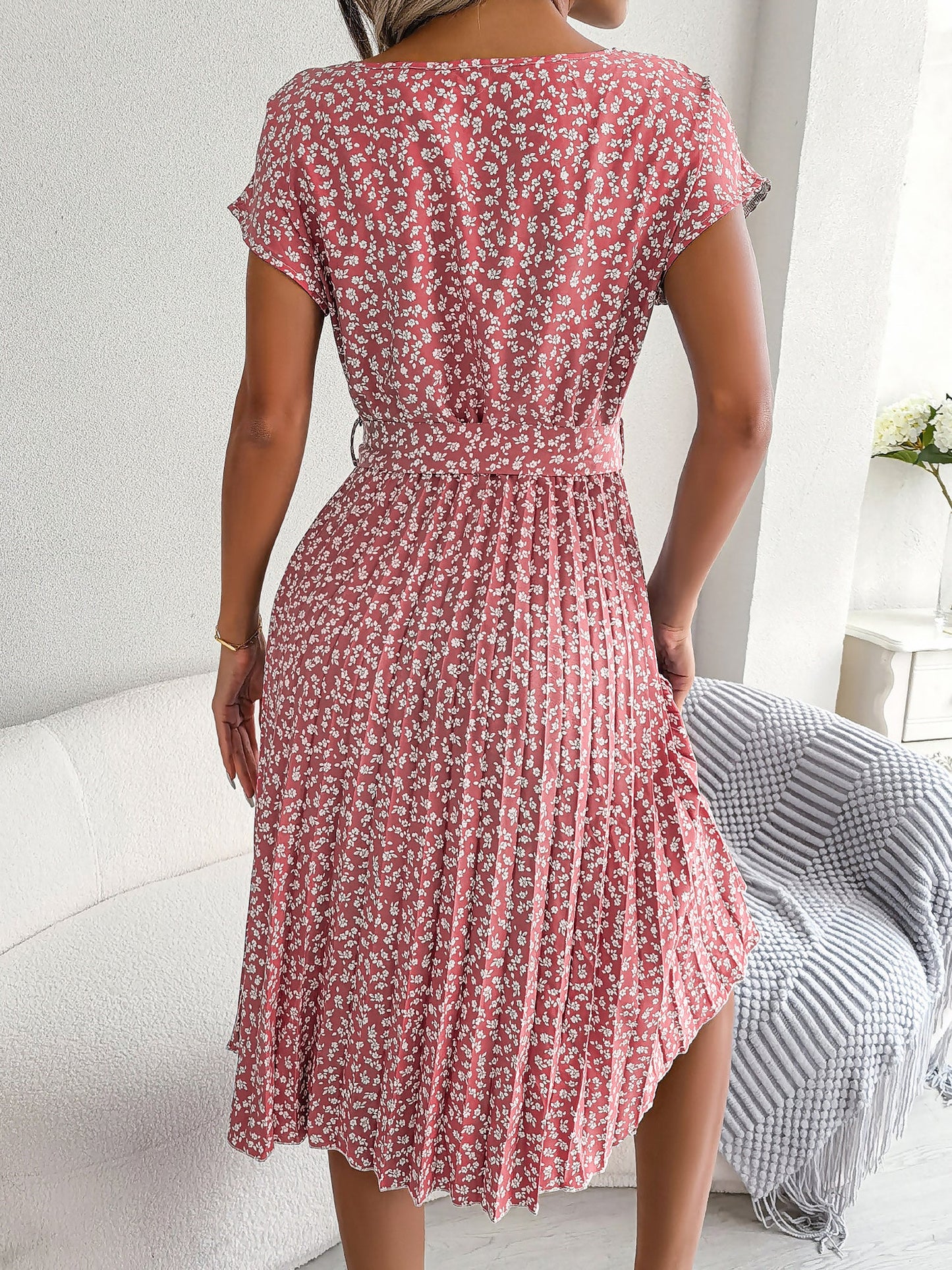 Retro-Chic All-Over Blooms Short Sleeves Floral Pleated Waist Detail Midi Casual Dress