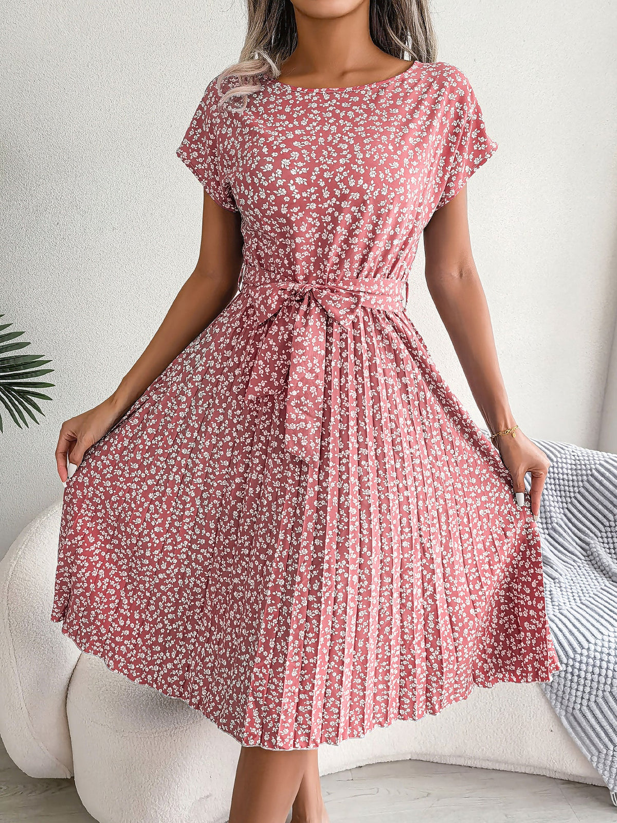 Retro-Chic All-Over Blooms Short Sleeves Floral Pleated Waist Detail Midi Casual Dress