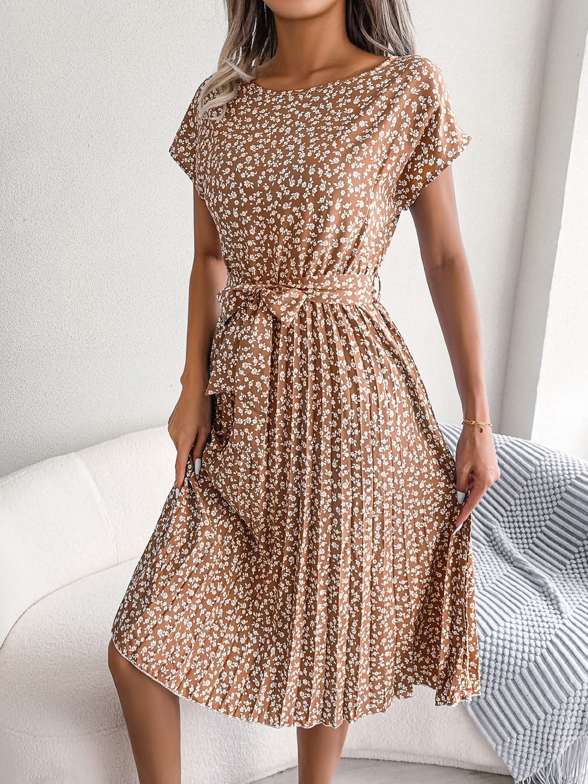 Retro-Chic All-Over Blooms Short Sleeves Floral Pleated Waist Detail Midi Casual Dress