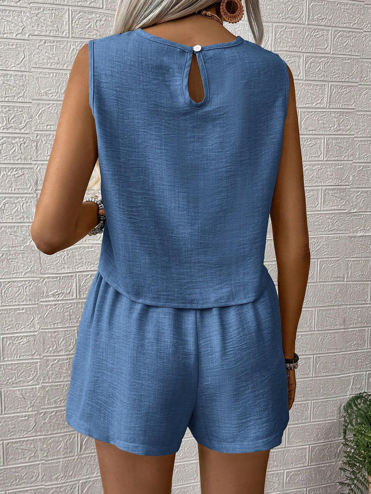 2 Pieces Solid Color Sleeveless Round Neck Top & Shorts Set