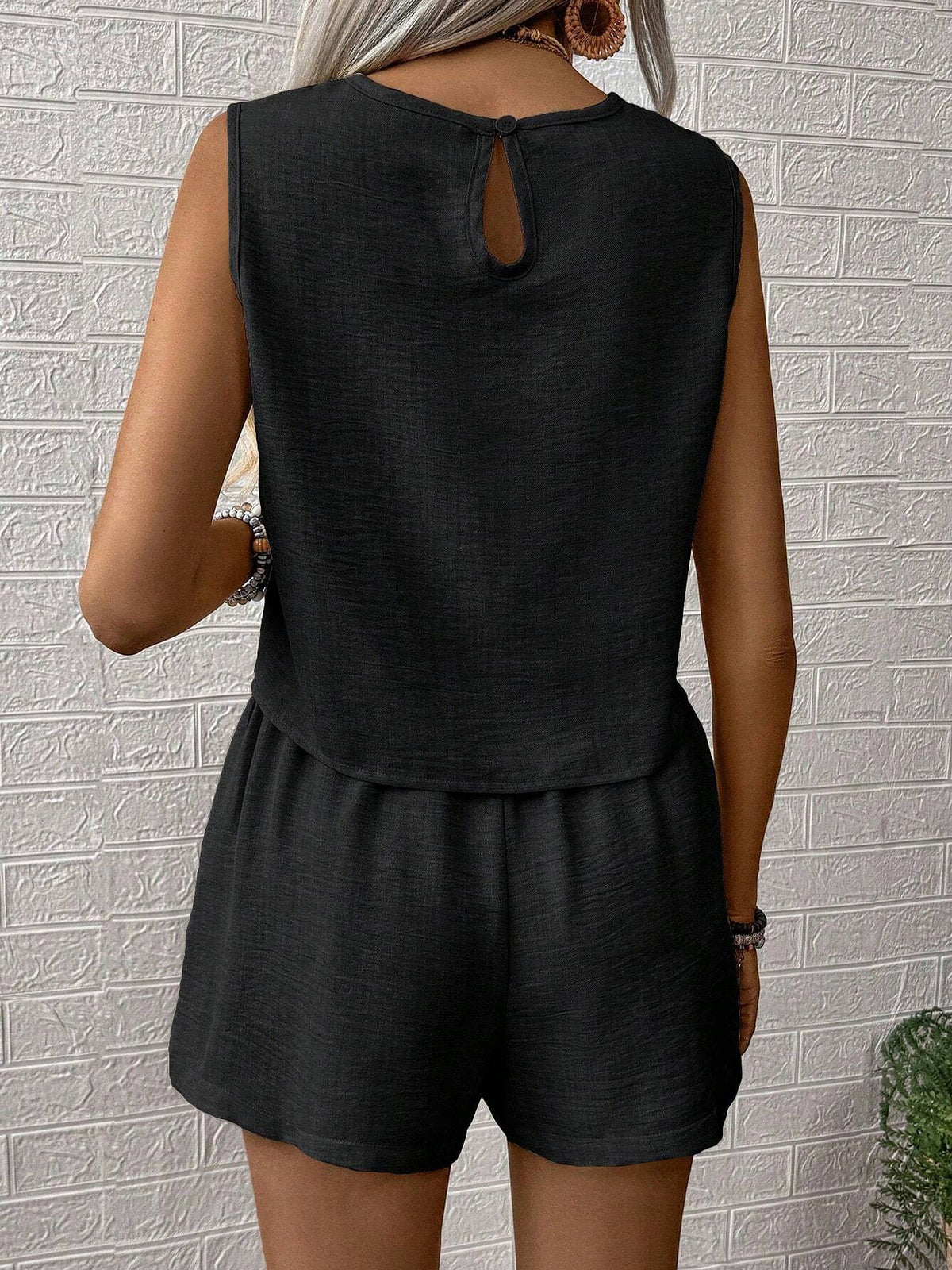 2 Pieces Solid Color Sleeveless Round Neck Top & Shorts Set