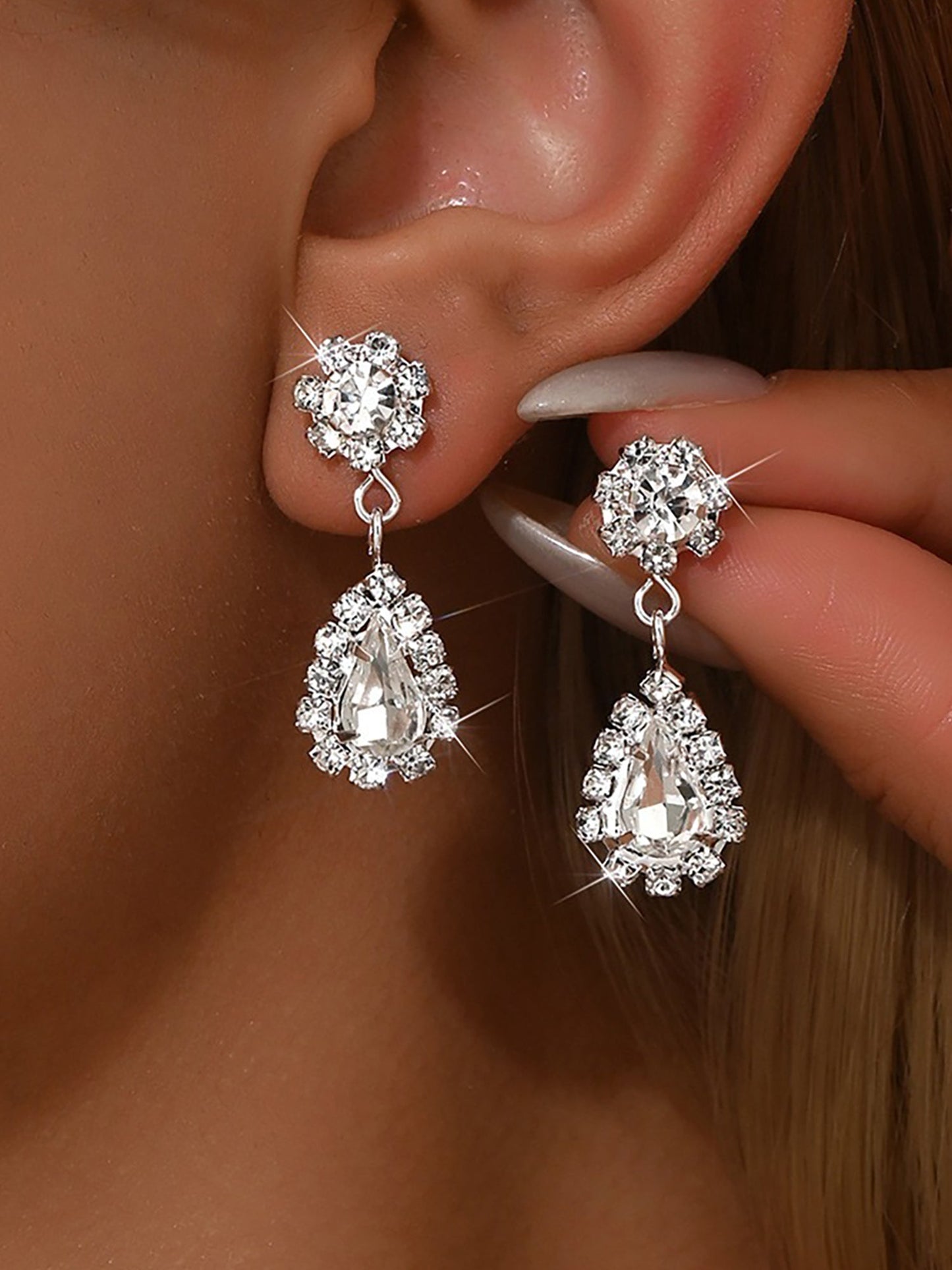 Shimmering Elegant Teardrop-Shaped Earrings