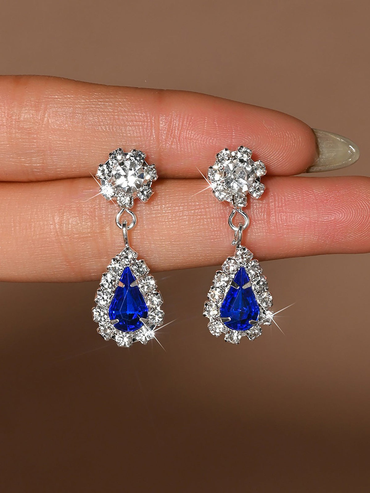 Shimmering Elegant Teardrop-Shaped Earrings